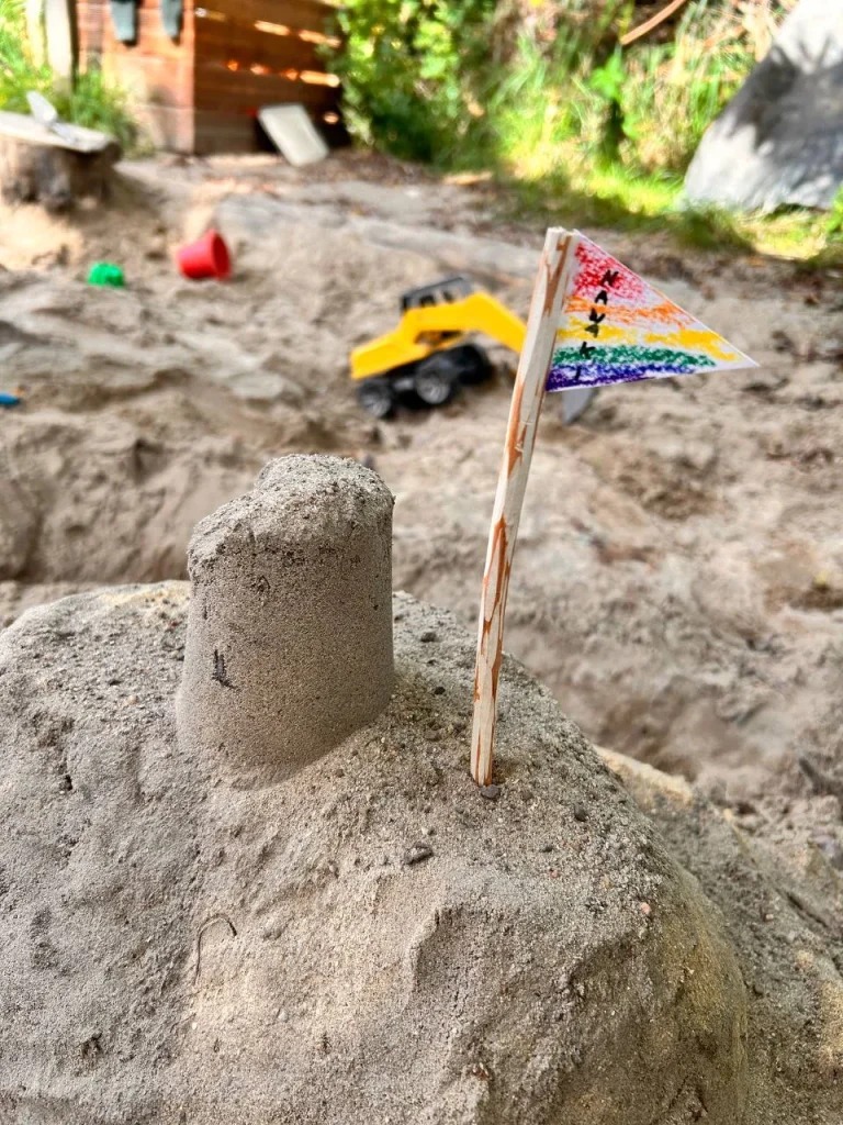 Sandburg mit Fahne