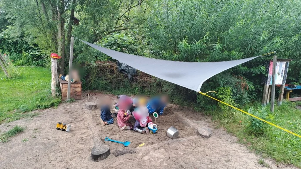 Sandkasten unter dem Sonnensegel