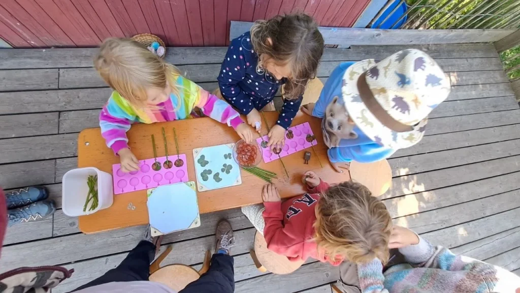 Basteltisch auf der Terrasse
