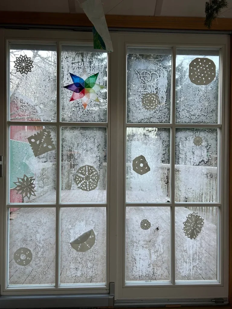 Eisblumen ans Fenster geklebt