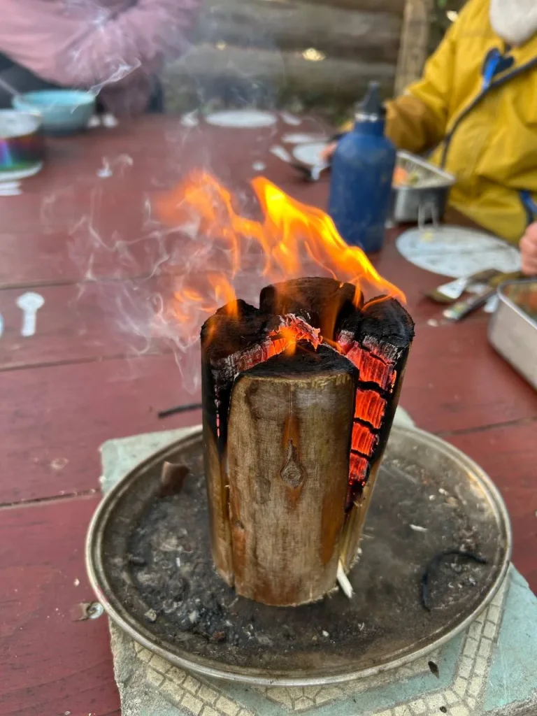 Gekocht wird über dem Feuer