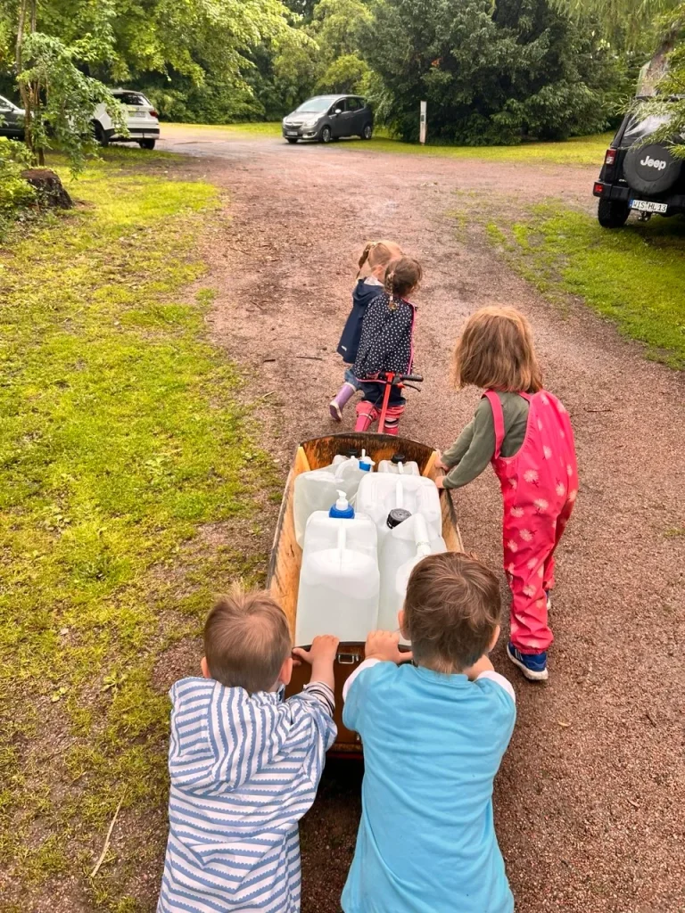 Wasser holen mit dem Bollerwagen